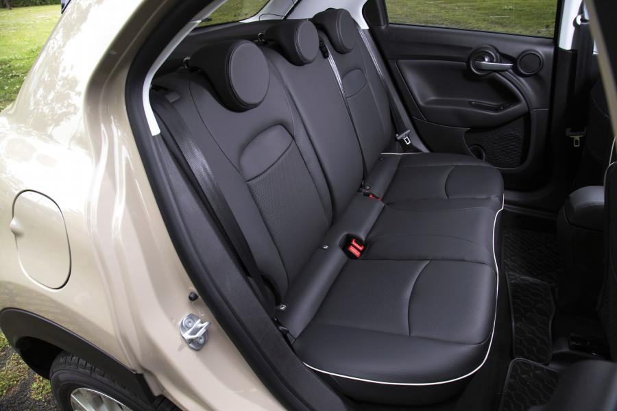 Интерьер Fiat 500X Cross (334) 2019 года  (JP) (фото 3 из 24)